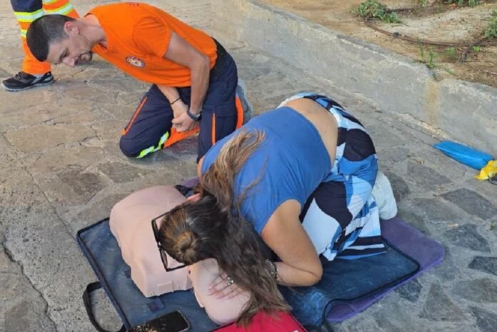 Με μεγάλη συμμετοχή η δράση ενημέρωσης για την ΚΑΡΠΑ και τη χρήση απινιδωτή στην πλατεία Κορνάρου