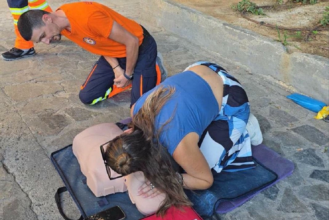 Με μεγάλη συμμετοχή η δράση ενημέρωσης για την ΚΑΡΠΑ και τη χρήση απινιδωτή στην πλατεία Κορνάρου