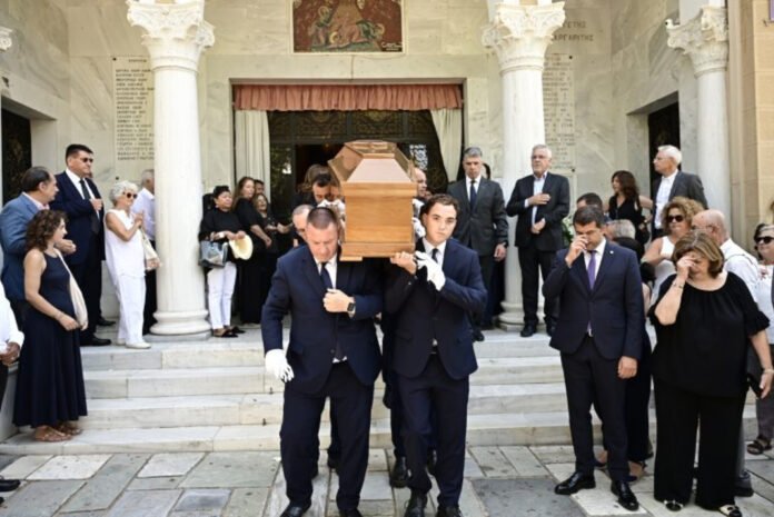 Συγγενείς, φίλοι και πολιτικοί αποχαιρέτησαν τον Στέφανο Μάνο