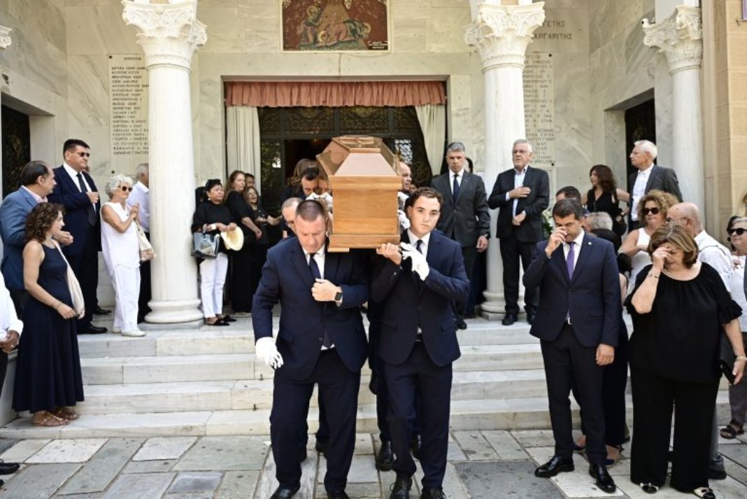 Συγγενείς, φίλοι και πολιτικοί αποχαιρέτησαν τον Στέφανο Μάνο