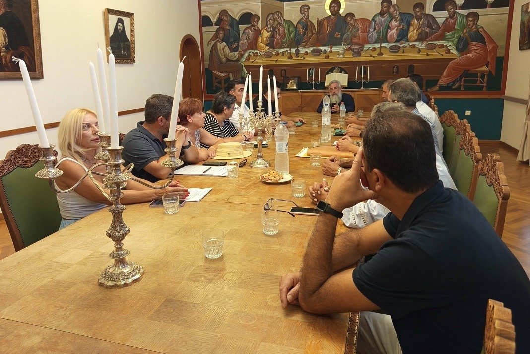 kosmos ekso apo tin arxiepiskopi
