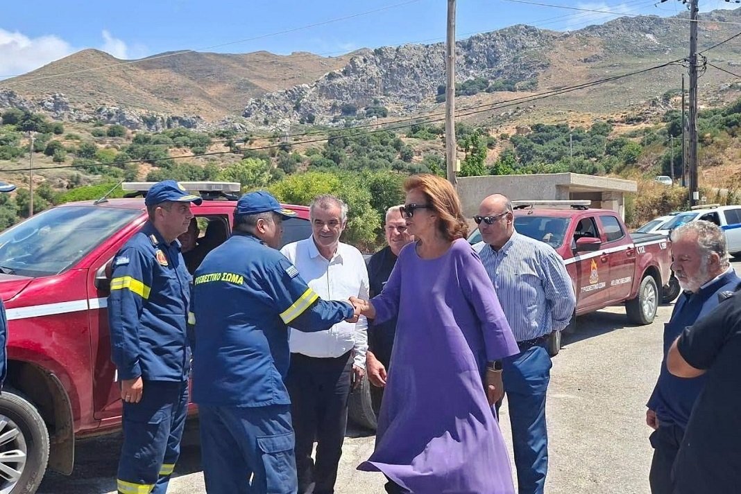 Στις πυρόπληκτες περιοχές του νότιου Ρεθύμνου η Ντ. Μπακογιάννη.