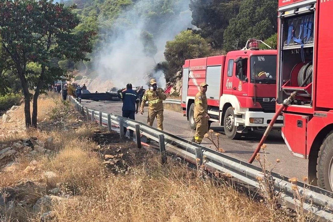 Σύγκρουση πυροσβεστικών ελικοπτέρων στην Ψάθα: Δύο ελαφρά τραυματίες και δύο χωρίς τις αισθήσεις τους
