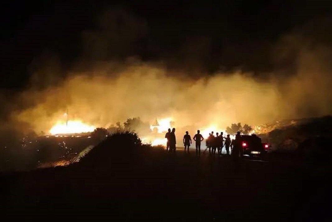 Συνεχίζεται η μάχη με τις φλόγες στα Αχλάδια Σητείας.