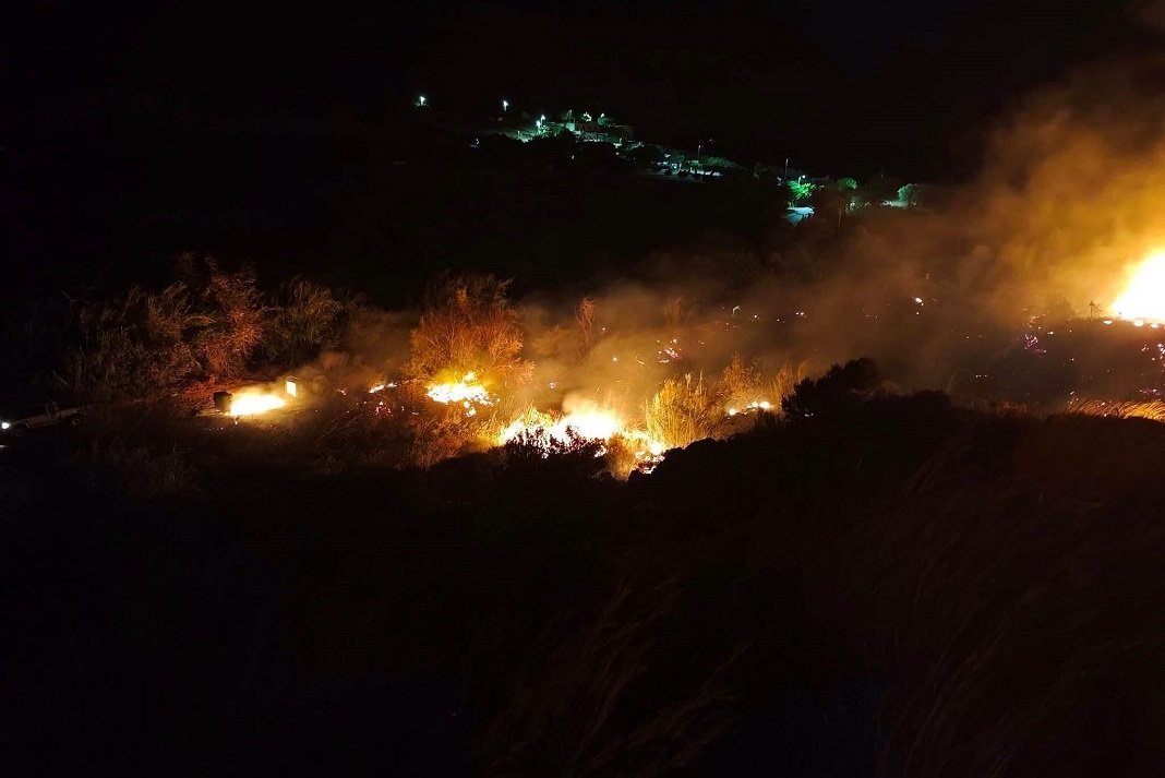Χωρίς ενεργό μέτωπο η φωτιά στα Αχλάδια Σητείας.