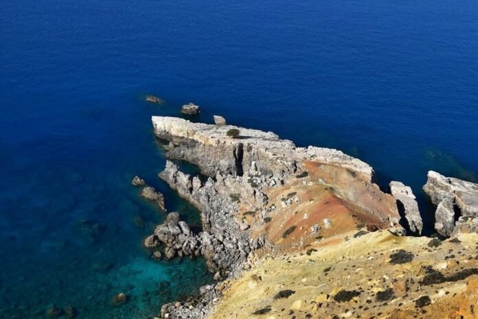 Σιδερόπετρα: Εκεί όπου ένα μοναχικό δέντρο στέκει αγέρωχο πάνω στον βράχο