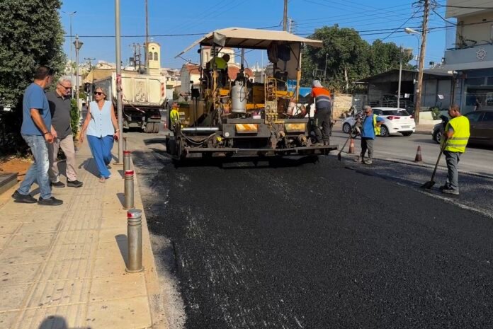 Στα έργα ασφαλτόστρωσης στην Λ. Ικάρου ο Αλέξης Καλοκαιρινός