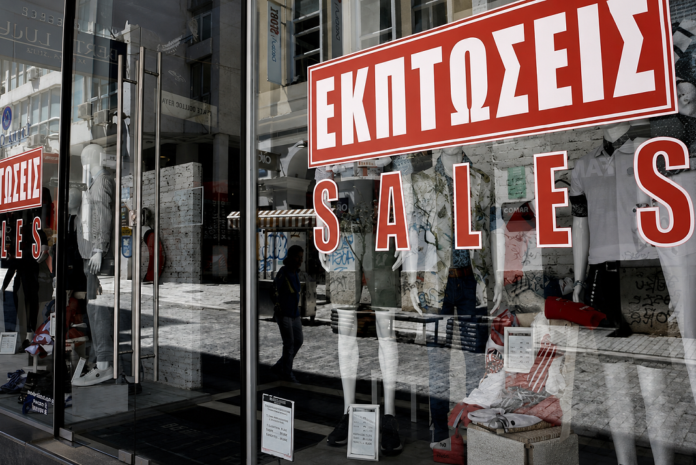 Τέλος οι θερινές εκπτώσεις, αρχίζει η «μάχη» της αγοράς – Χαμηλές προσδοκίες και πίεση στις μικρομεσαίες