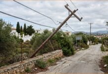Γαλατάς Χανίων: Επικίνδυνα γερμένος στύλος της ΔΕΗ στην οδό Πατεράκη