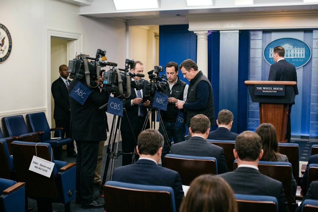 Τέσσερα αμερικανικά δίκτυα διακόπτουν την κοινή κάλυψη του Τραμπ