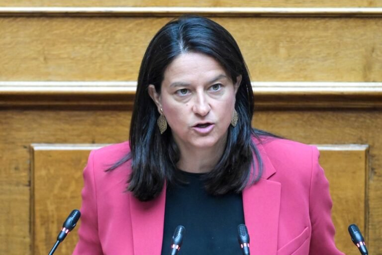 Αδειάζει η Κεραμέως τον Μαρινάκη για το επίδομα ανεργίας – «Αυστηρά προσωπική του θέση»