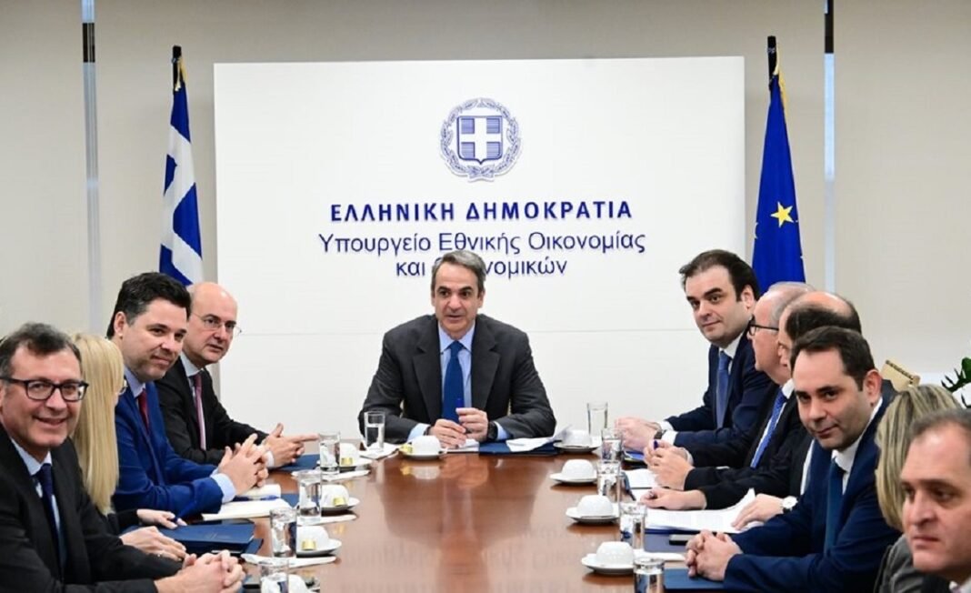 Αφιλόξενο διεθνές περιβάλλον υψηλών επιτοκίων και πληθωρισμού για την ελληνική οικονομία: Τα “αναχώματα” της κυβέρνησης και οι κίνδυνοι
