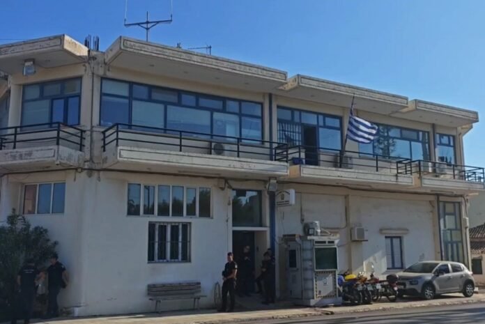 Ο δράστης φώναζε στον αστυνομικό «ρίξε μου» και τον πλησίαζε με το μαχαίρι…