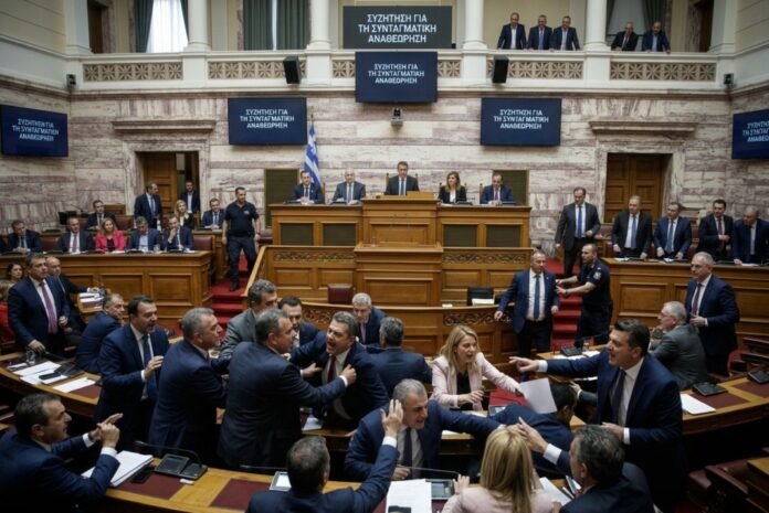 Συνταγματική Αναθεώρηση: Πολιτική σύγκρουση στη Βουλή