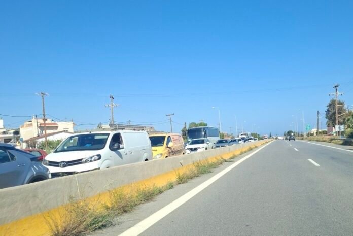 Ένα όχημα πρώτων βοηθειών εγκλωβισμένο στο μποτιλιάρισμα της Εθνικής Οδού