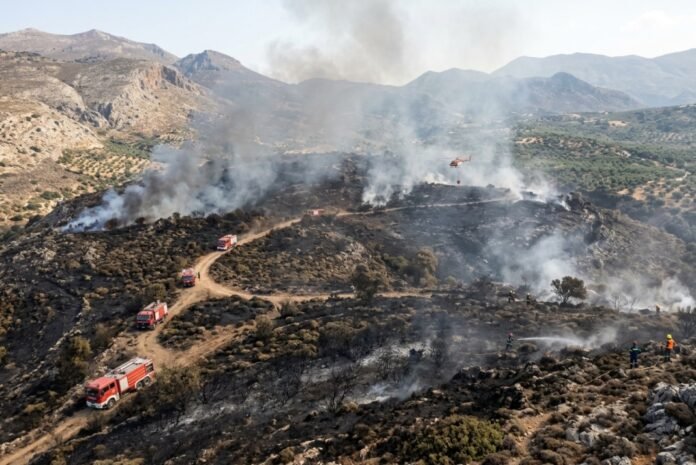 Σε ύφεση η πυρκαγιά στον Χώνο Λασιθίου