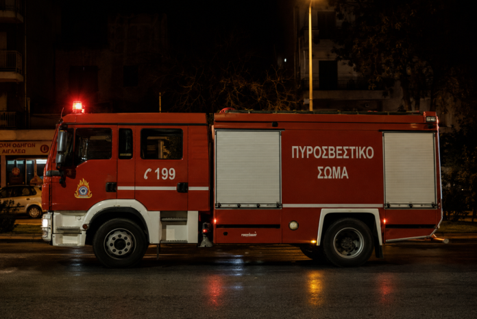 Φωτιά σε κατάστημα στην Παραλιακή – Άμεση επέμβαση της Πυροσβεστικής