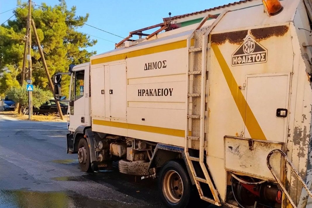 Στους δρόμους τα συνεργεία καθαριότητας.