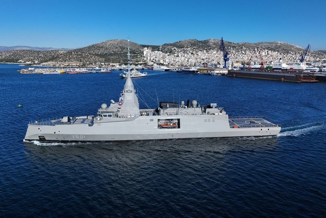 Στον κόλπο της Σούδας η φρεγάτα «Κίμων» – Εντυπωσιακή υποδοχή με «αψίδα νερού»