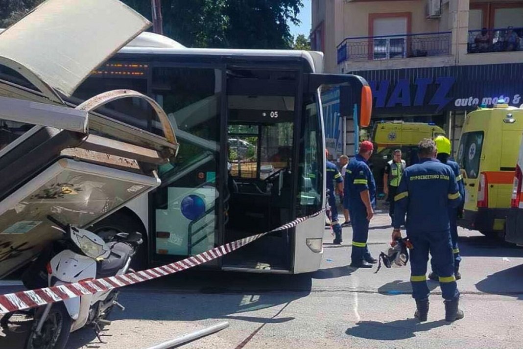 Πώς έγινε το σοβαρό τροχαίο στη Θεσσαλονίκη, θα υποβληθεί σε χειρουργείο η 21χρονη που περίμενε στη στάση όταν έπεσε πάνω το λεωφορείο