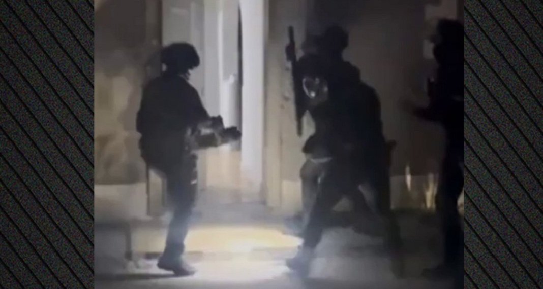 Η στιγμή που πάνοπλοι αστυνομικοί μπαίνουν σε σπίτια Ρομά στη Φυλή για σπείρα που παρίστανε υπαλλήλους εταιρείας ρεύματος με λεία άνω των 250.000 ευρώ