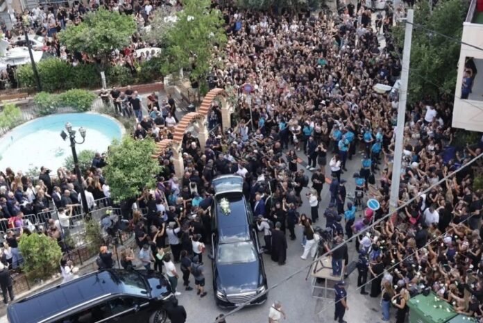 Ολοκληρώθηκε η εξόδιος ακολουθία του Γιώργου Μαζωνάκη στη Νίκαια