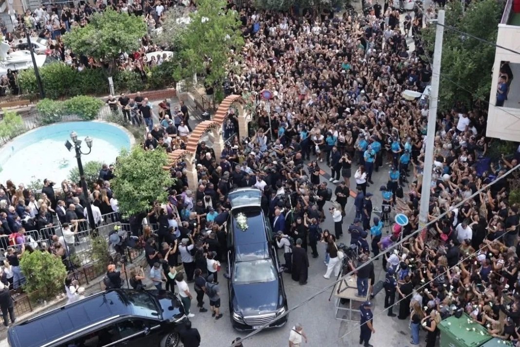 Ολοκληρώθηκε η εξόδιος ακολουθία του Γιώργου Μαζωνάκη στη Νίκαια