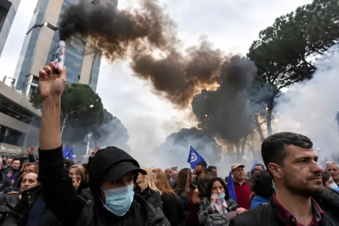 Αλβανία: Νέα διαδήλωση με αίτημα την παραίτηση Ράμα – 152 συλλήψεις και 120 τραυματίες αστυνομικοί