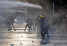 Αλβανία: Στους δρόμους ξανά οι διαδηλωτές – Επεισόδια, φωτιά σε κτίριο και πιέσεις στον Ράμα