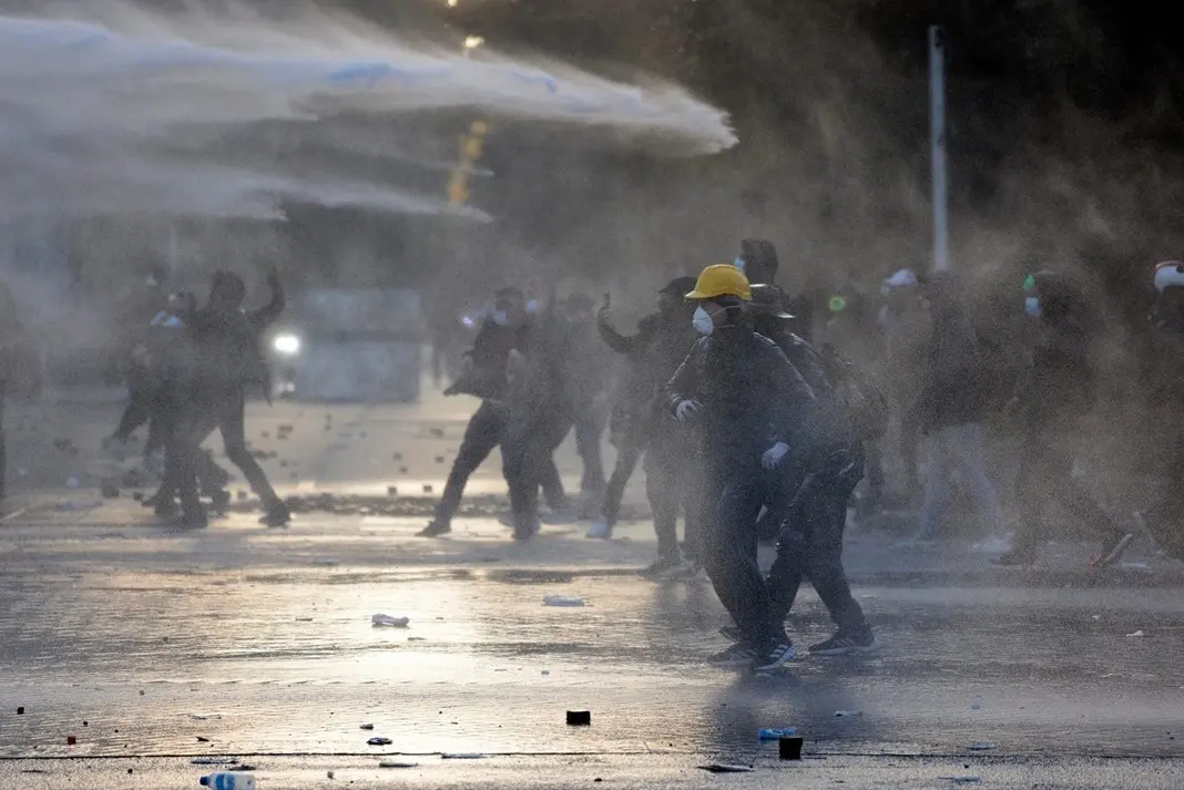 Αλβανία: Στους δρόμους ξανά οι διαδηλωτές – Επεισόδια, φωτιά σε κτίριο και πιέσεις στον Ράμα