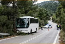 Πούλμαν εργαζομένων στο καζίνο της Πάρνηθας προσέκρουσε σε δέντρο
