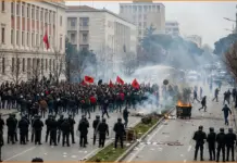 Συγκρούσεις και συλλήψεις στις διαδηλώσεις στην Αλβανία