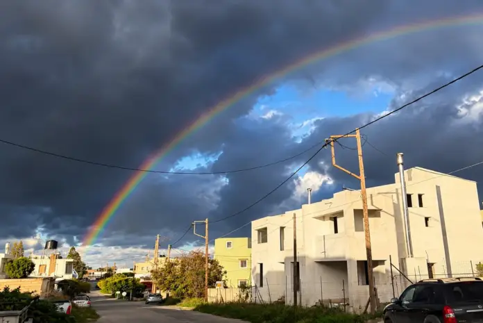 Ένα ουράνιο τόξο φωτίζει τον συννεφιασμένο ουρανό