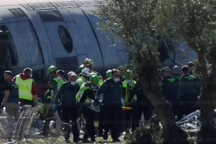 Ισπανία: Ανθρώπινο λάθος εξετάζεται ως αιτία της πολύνεκρης σύγκρουσης τρένων – Τι συνέβη με τη σηματοδότηση