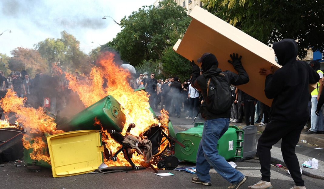 Στους δρόμους εκατοντάδες χιλιάδες μαθητές στη Γαλλία: Επεισόδια στο Παρίσι, δακρυγόνα, σχεδόν 1.000 σχολεία υπό κατάληψη