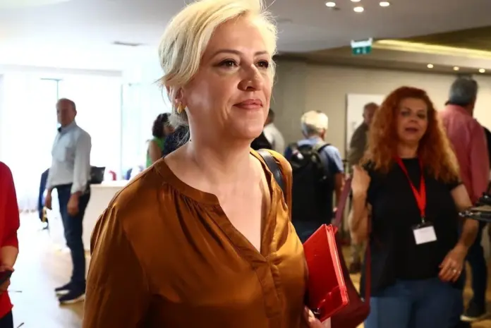 Ρένα Δούρου: «Η συλλογικότητα είναι βαθιά αριστερή επιλογή» – Μήνυμα για την επόμενη μέρα του ΣΥΡΙΖΑ