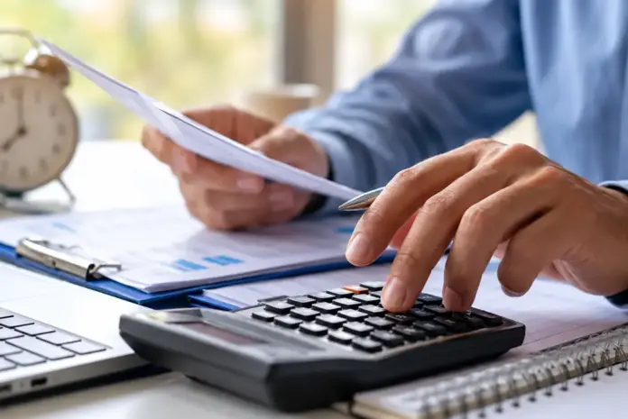 Στο μικροσκόπιο της ΑΑΔΕ εισοδήματα από το εξωτερικό – Έλεγχοι σε δηλώσεις, καταθέσεις και δαπάνες