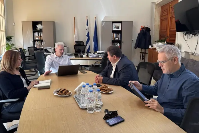 Συνάντηση Δημάρχου Ηρακλείου με τις δημοτικές παρατάξεις για το αεροδρόμιο «Νίκος Καζαντζάκης»