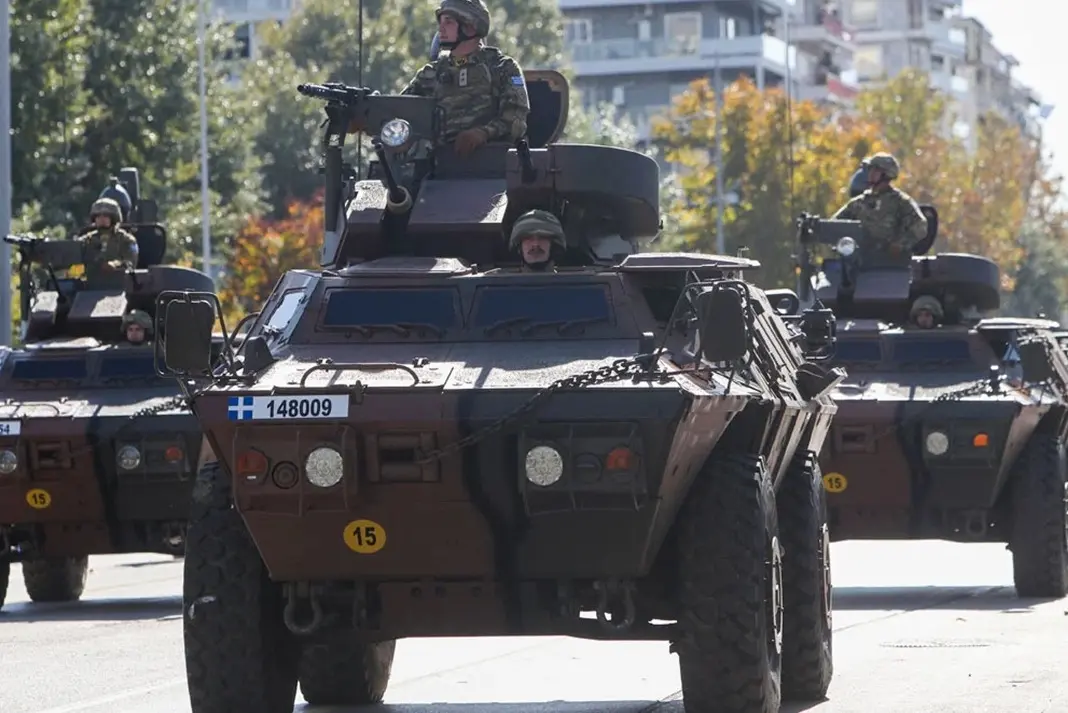 Θεσσαλονίκη: Σε εξέλιξη η στρατιωτική παρέλαση της 28ης Οκτωβρίου – Τα νέα οπλικά συστήματα και η «Ασπίδα του Αχιλλέα»