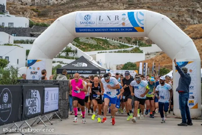 Santorini Experience 2026: Περισσότερες από 3.600 συμμετοχές, αθλητές από 42 χώρες και ένα βάθρο παγκόσμιας κλάσης