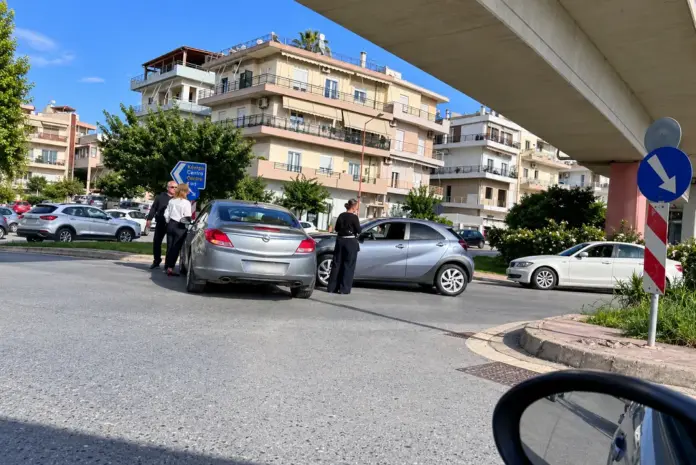 Τροχαίο με δύο οχήματα κάτω από τη γέφυρα στην Κηπούπολη – Κυκλοφοριακή συμφόρηση