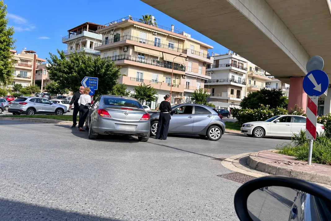 Τροχαίο με δύο οχήματα κάτω από τη γέφυρα στην Κηπούπολη – Κυκλοφοριακή συμφόρηση