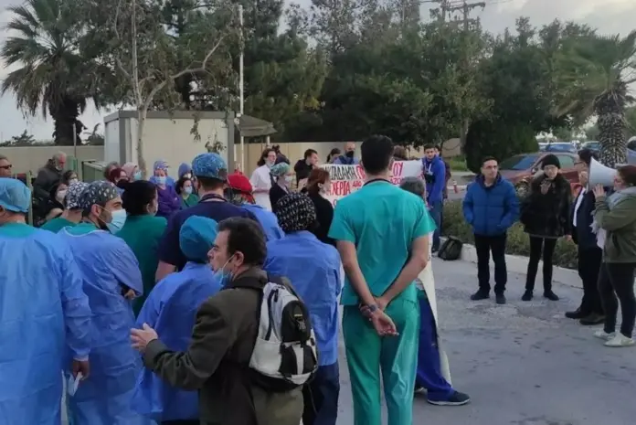 Χανιά: Με αποδοκιμασίες και συνθήματα η επίσκεψη Γεωργιάδη – Αντιδράσεις σε νοσοκομείο και Δημαρχείο